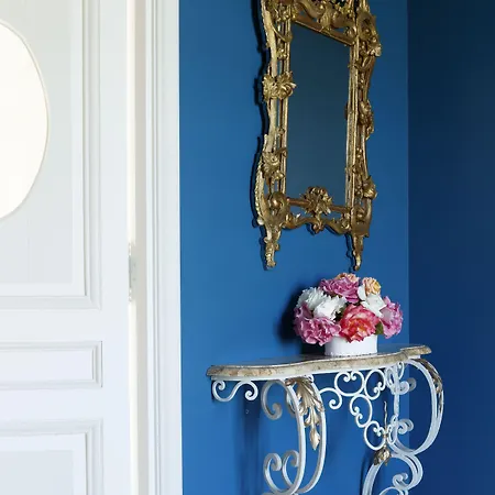 Le Manoir De *